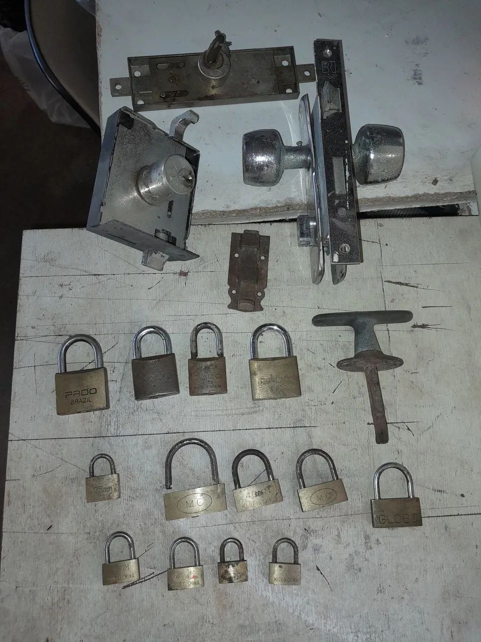 Lote com cadeados e fechaduras antigas 