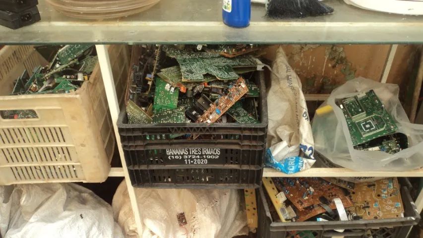 sucatas de informatica lixo eletronico placas marron e verde  - Foto 4