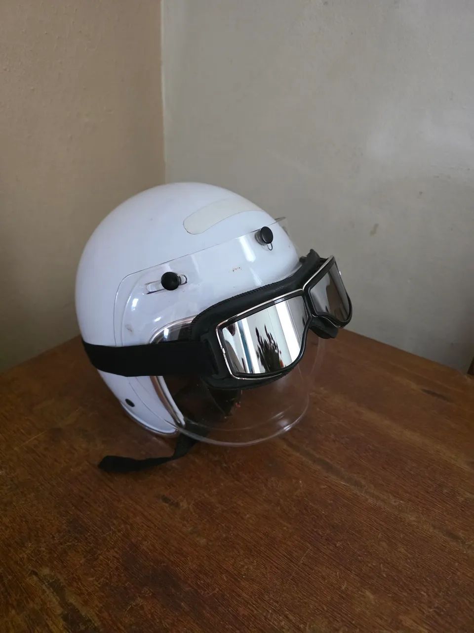 Capacete Custon Vintage com óculos.