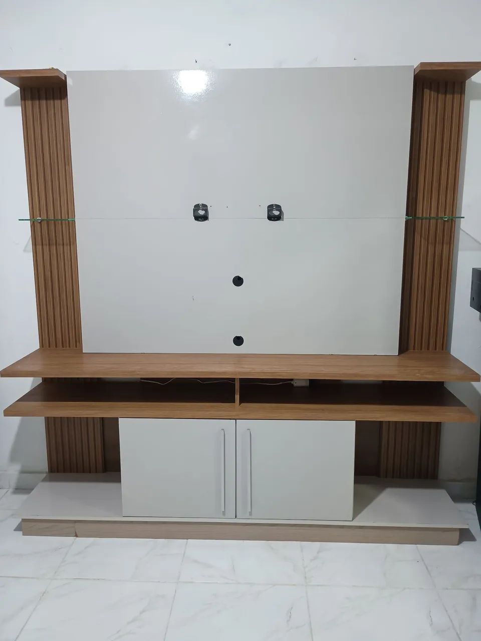 Rack painel semi-novo suporta TV até 60 polegadas