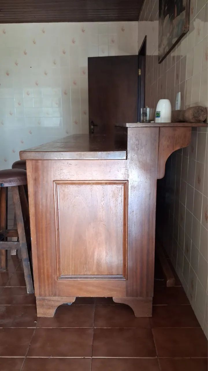 Vendo balcão, com bancos. (madeira maciça) - Foto 2