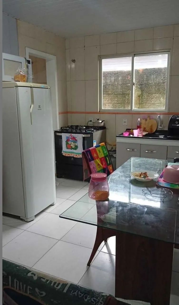 Alugo quarto em casa compartilhada comigo.