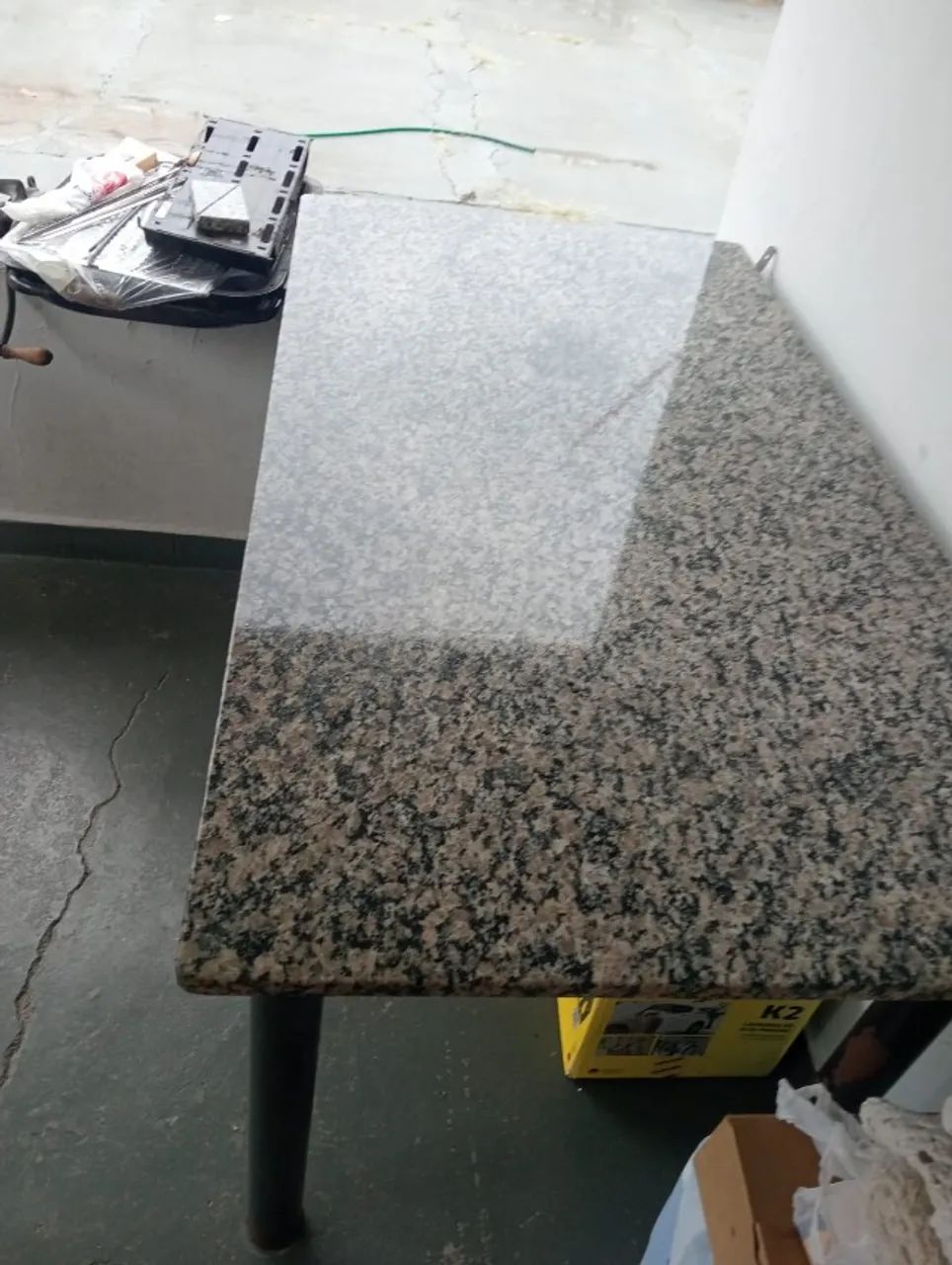 Mesa com Tampo de Granito e Pés de Metal - Foto 2