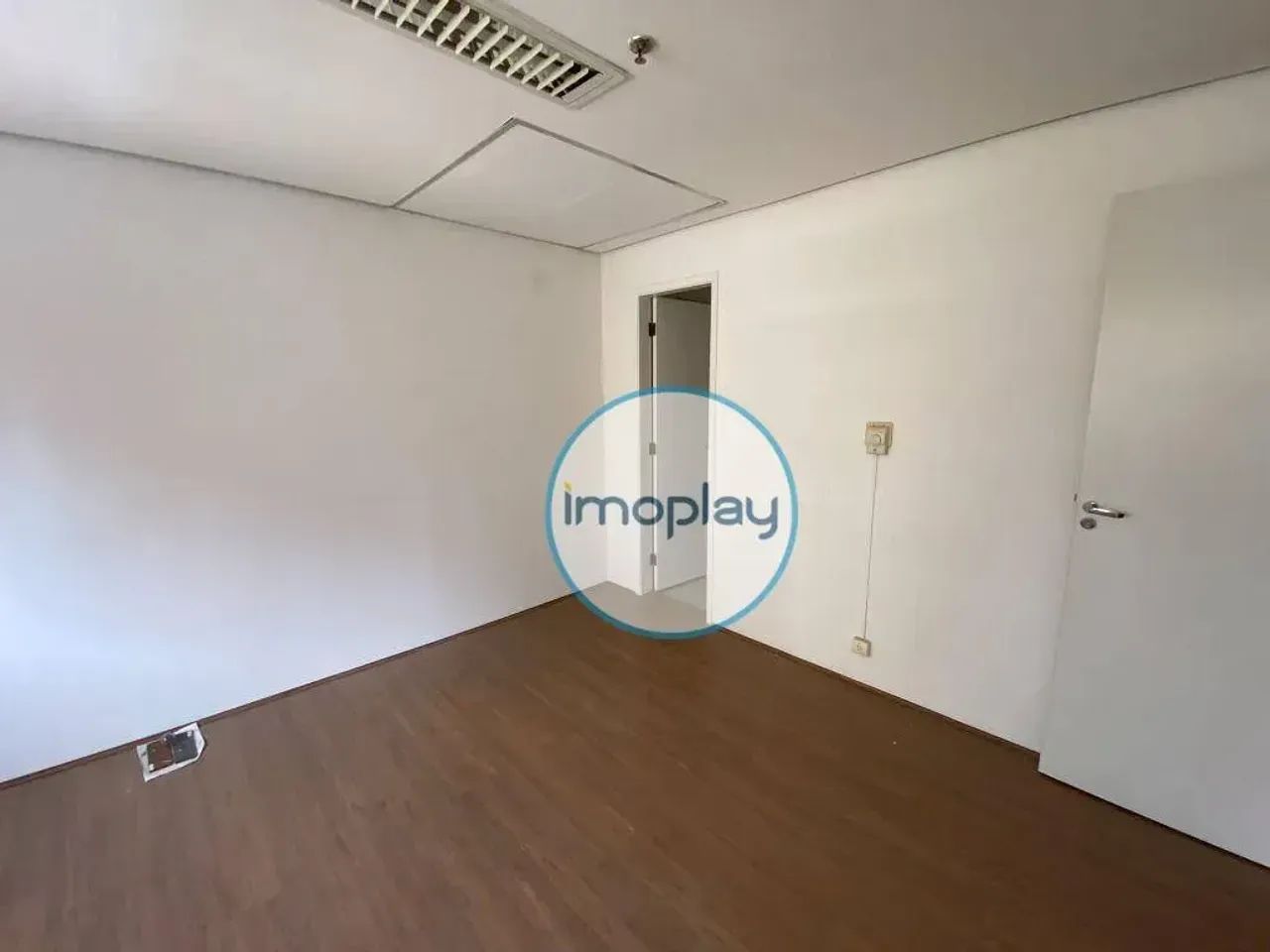 Conjunto comercial com 120m², piso laminado e 03 vagas de garagem. - Foto 5