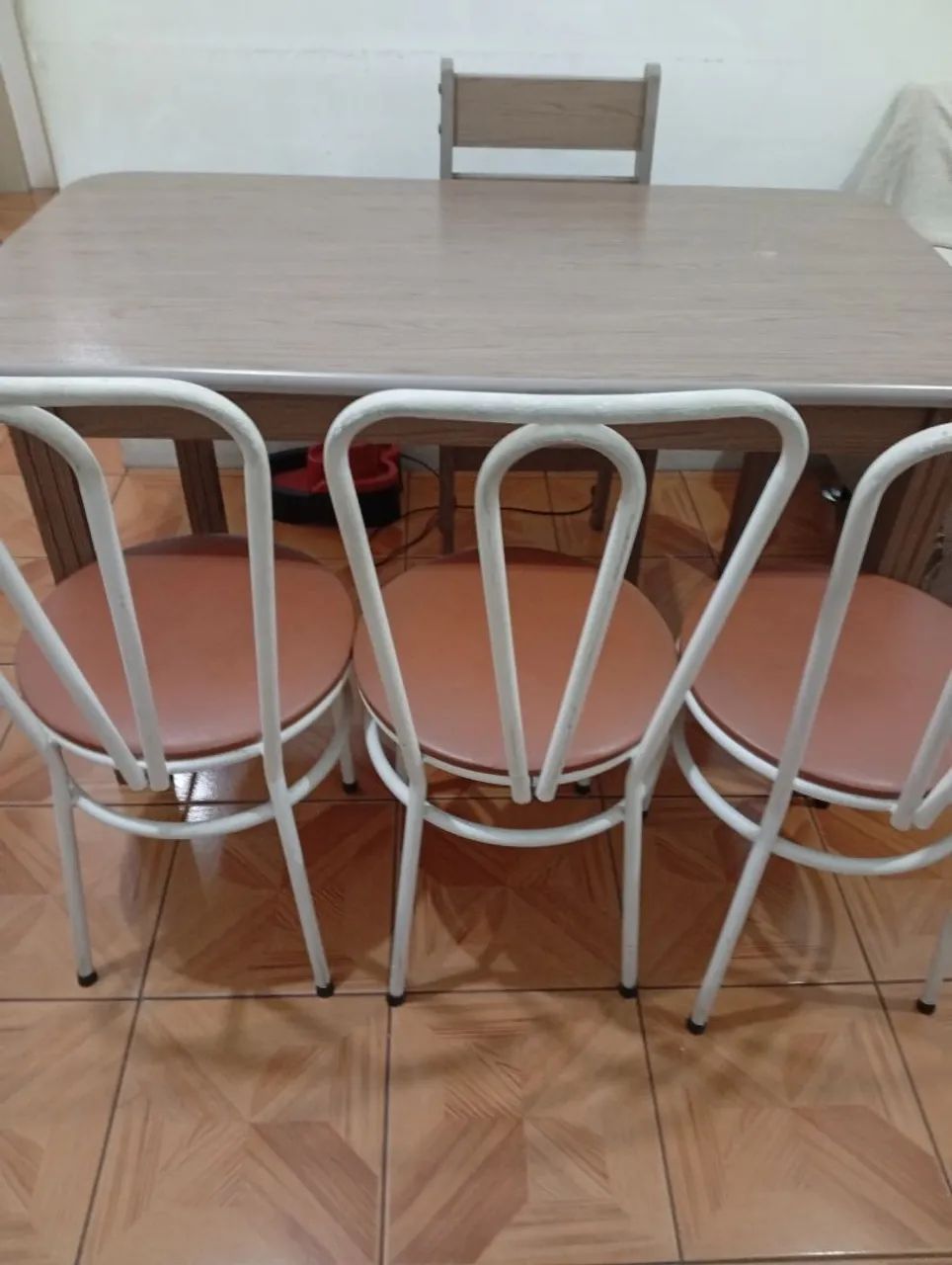 Vendo mesa com três cadeiras retirar no local obs tá desmontada  - Foto 2