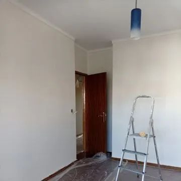 Pintor pedreiro na parte de acabamento 