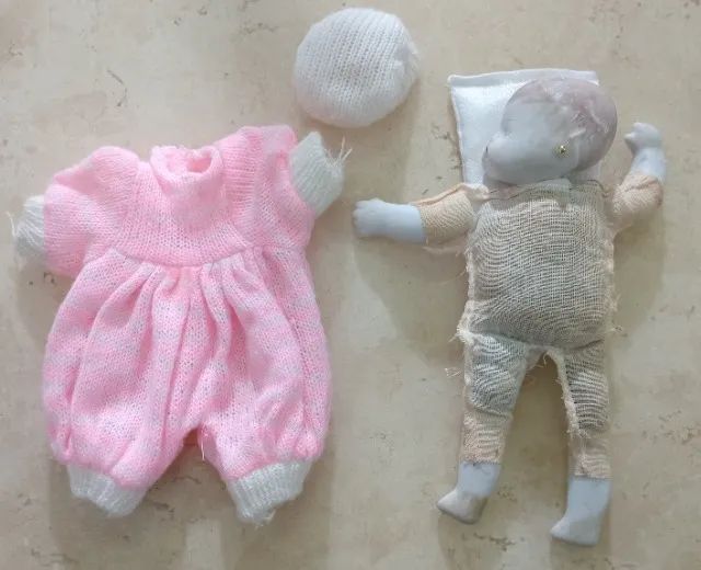 Bebê dormindo bonequinha pano e porcelana 19 cm Desapego Vintage - Foto 4