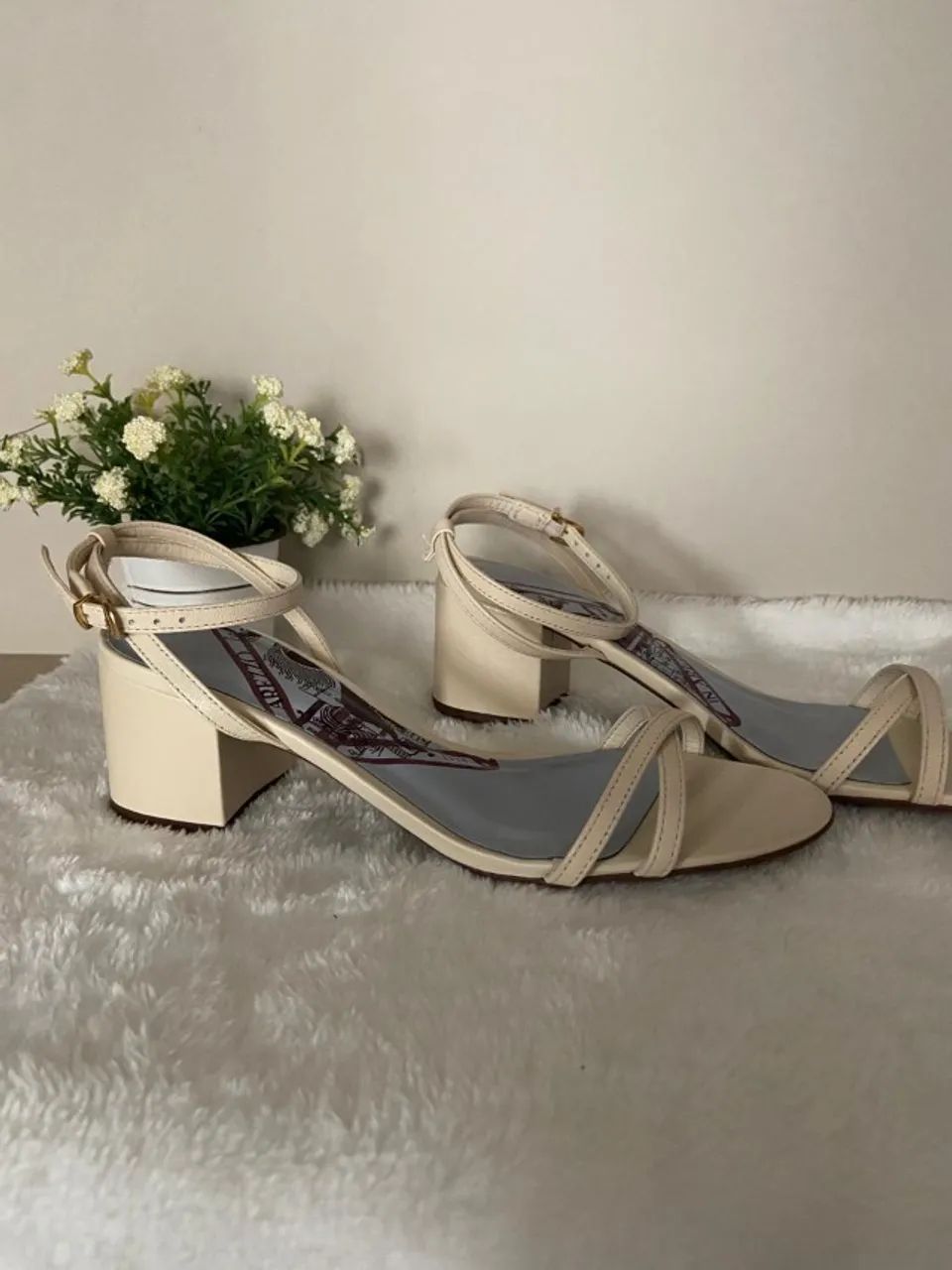 sandália off-white couro salto bloco - Foto 2