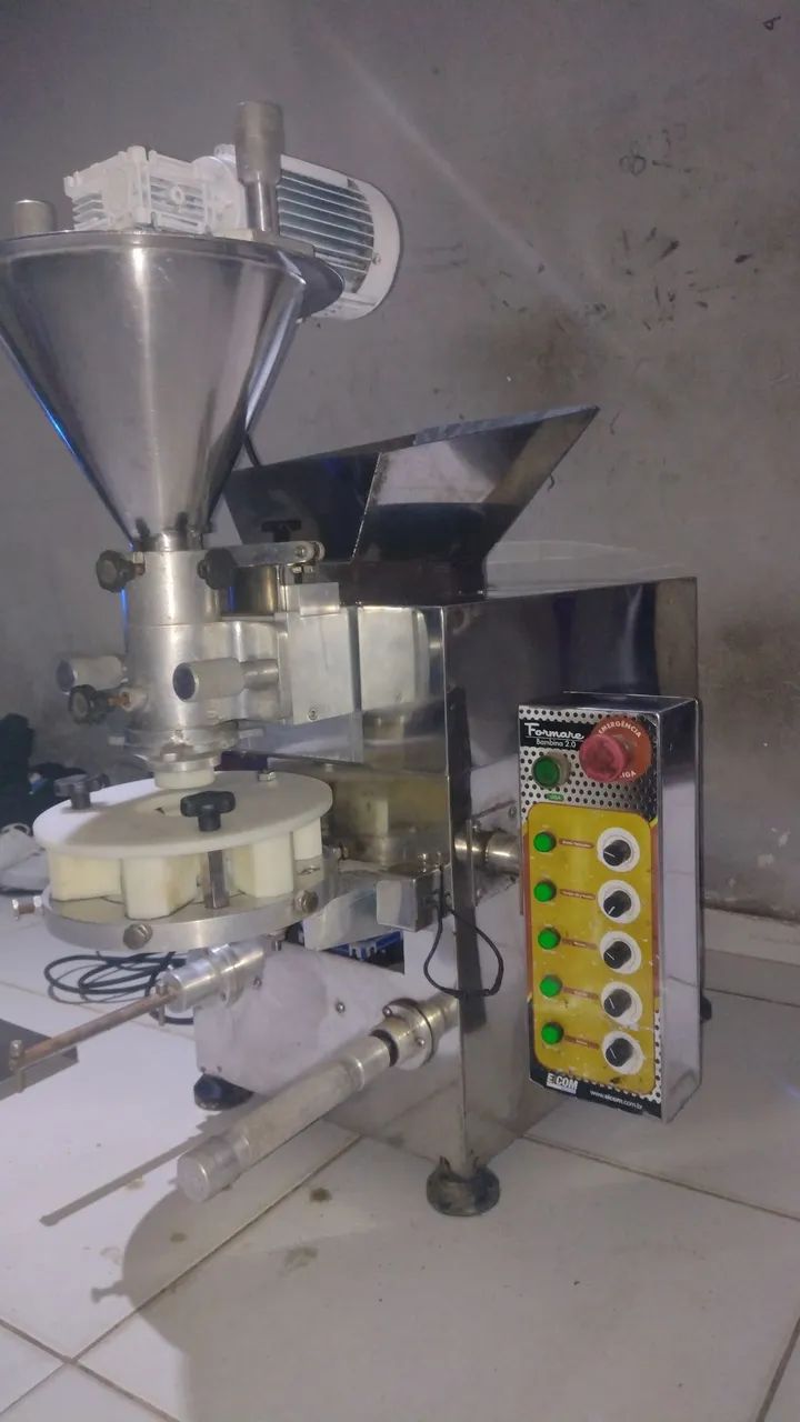 Máquina de modelar Salgados..