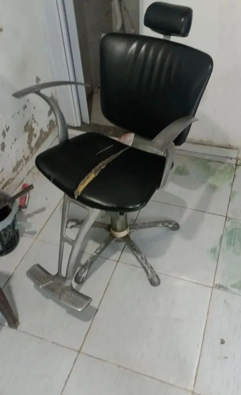 Pra vender duas cadeiras de barbeiro ?