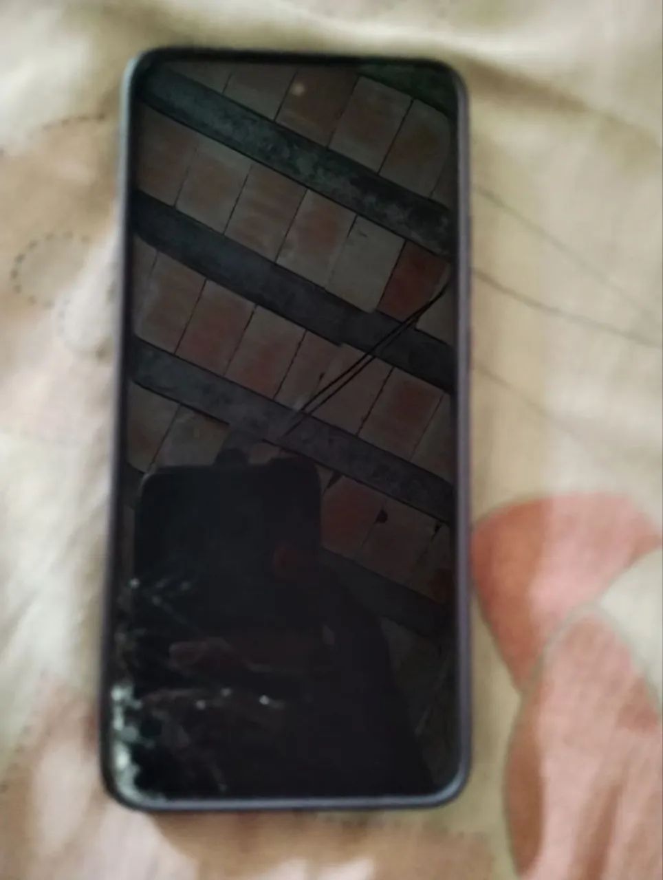 Moto Edge 60 neo com a tela trincada, empenada na parte inferior  - Foto 3