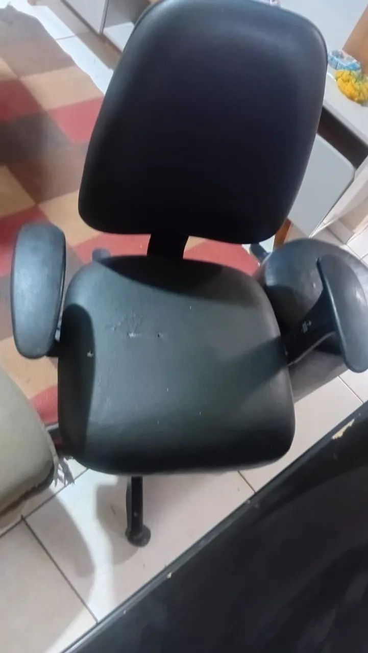 Vendo cadeira giratória e mesa escritório  - Foto 3