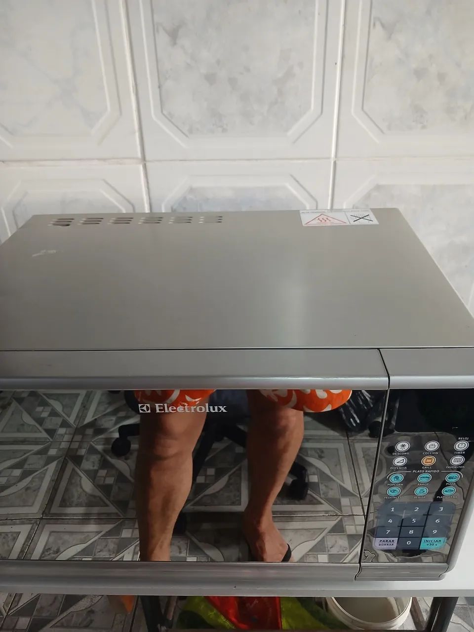 Microondas Electrolux 28L 127V espelhado e cinza com grill funcionando tudo perfeitamente  - Foto 2