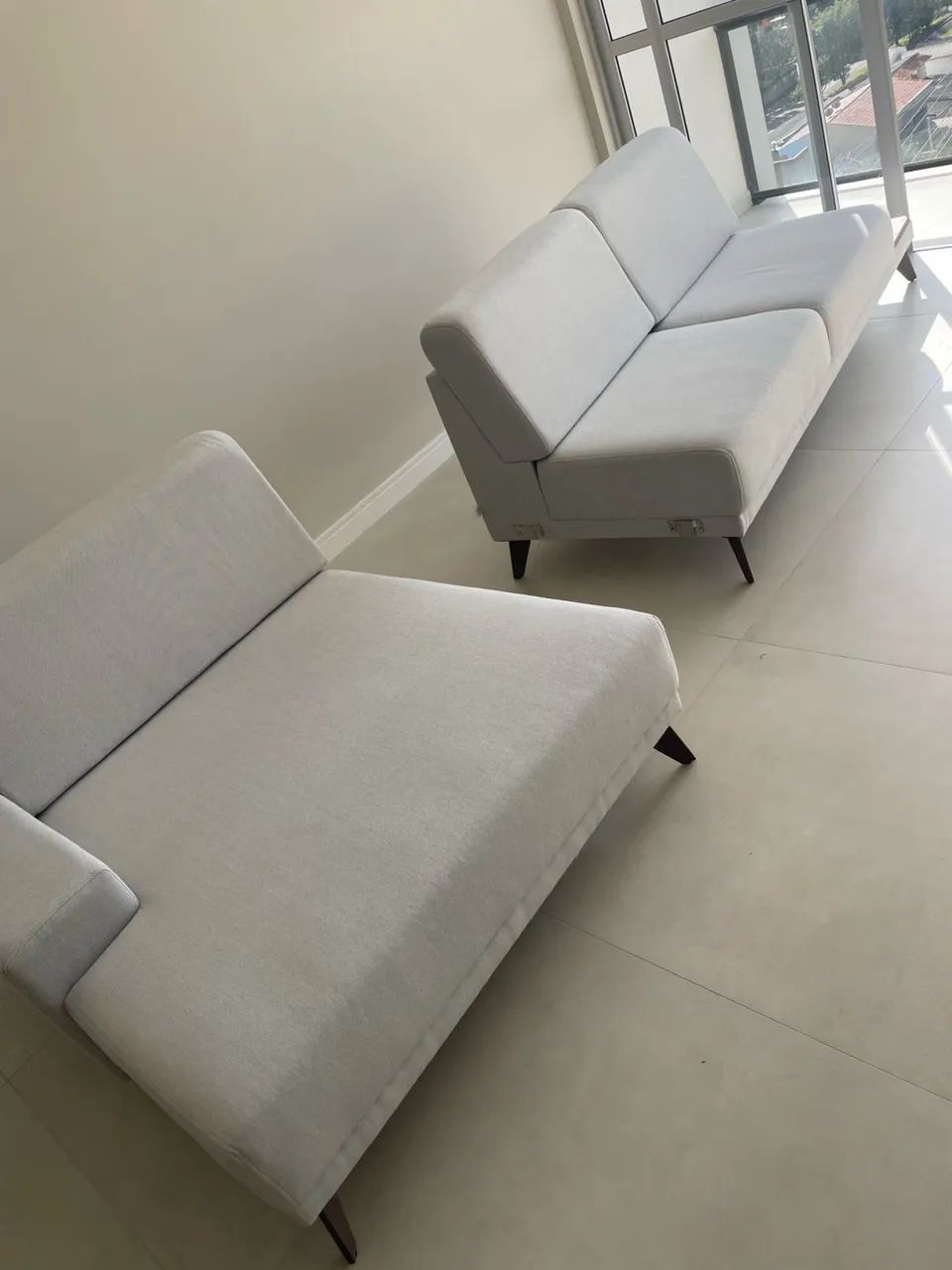 Sofá Laform Arensky com Chaise e Mesa Lateral / Aparador - Alto Padrão - Foto 2