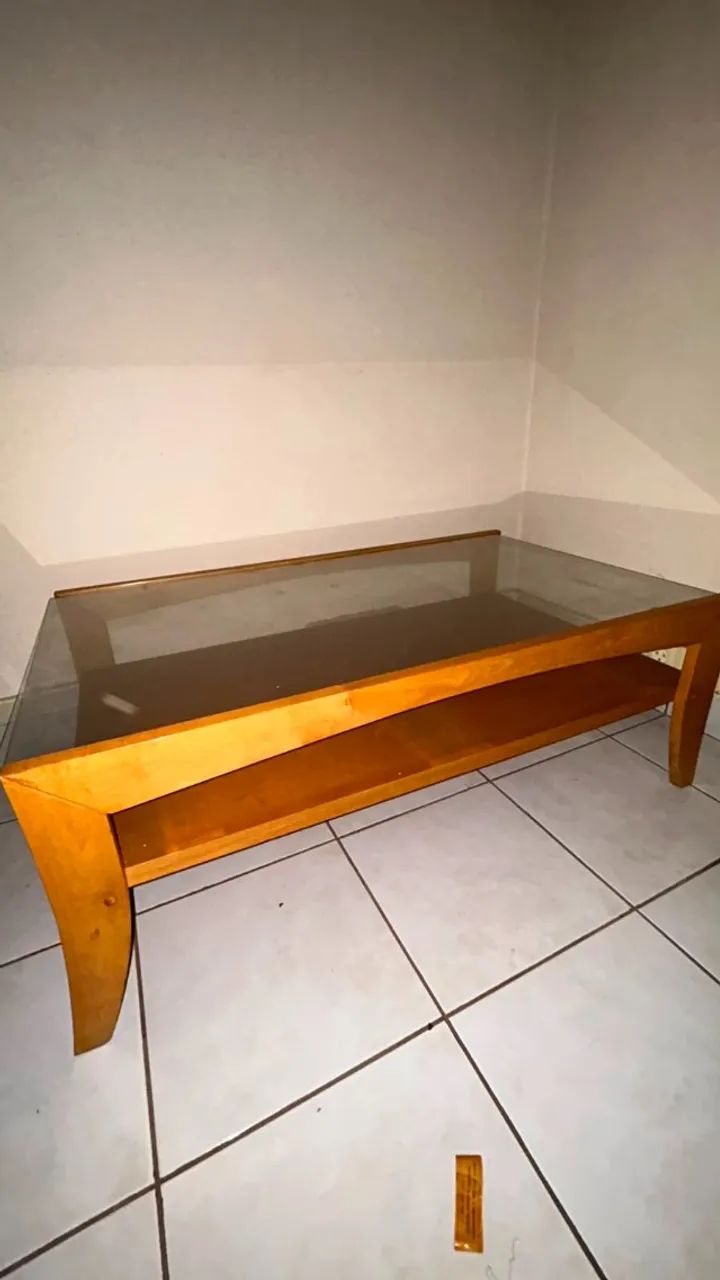 ABAIXOU!! Mesa de Centro retangular com vidro. Excelente estado.