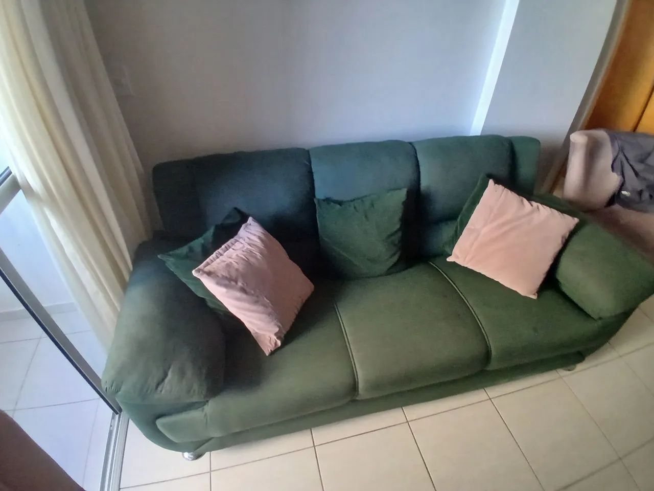 Sofá confortável verde com mais 5 almofadas65704309166850122