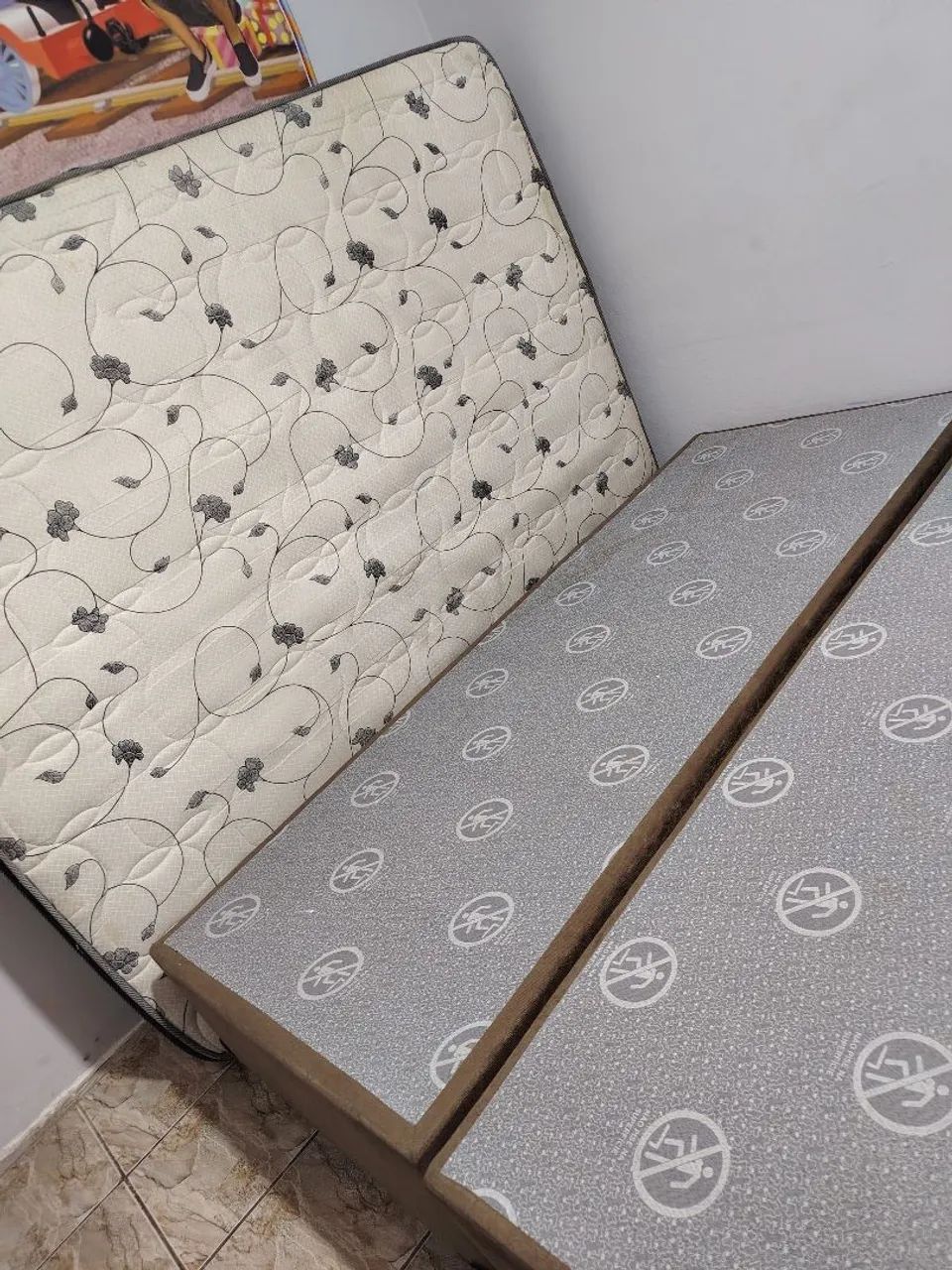 Cama com colchão  e box 