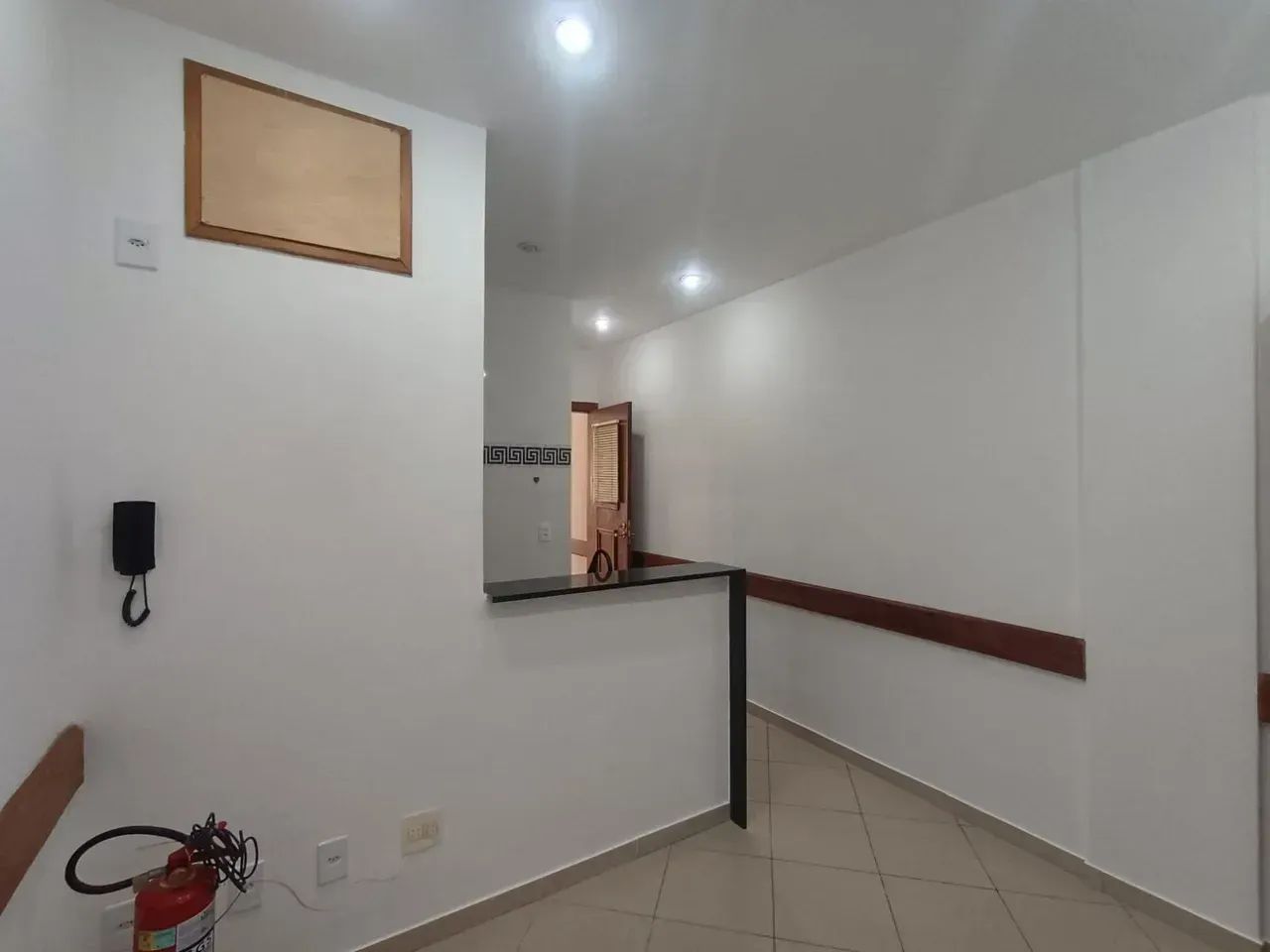 Sala pequena com cozinha/copa, banheiro e sala/quarto. - Foto 3