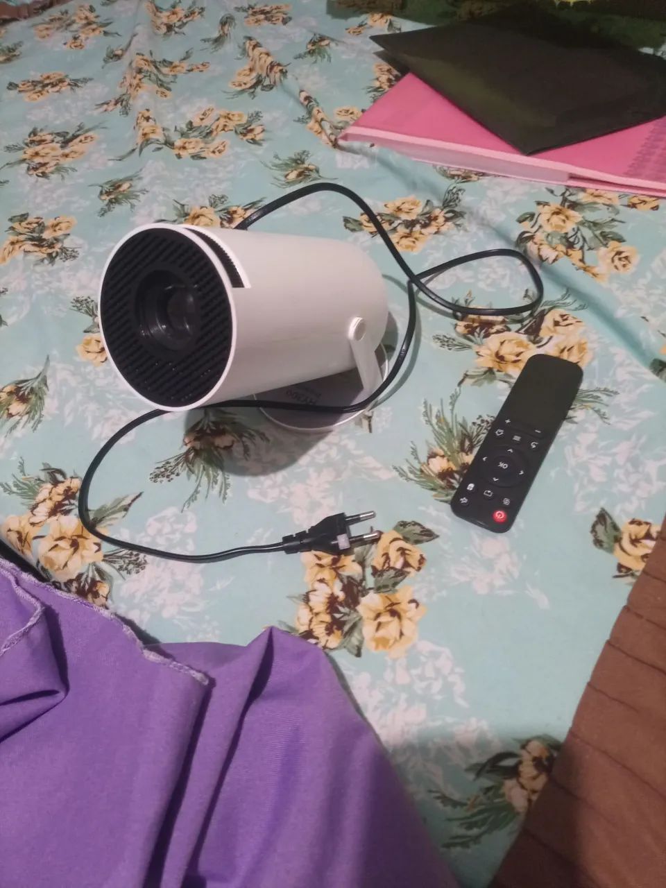 Vendo projetor novo com controle  - Foto 3
