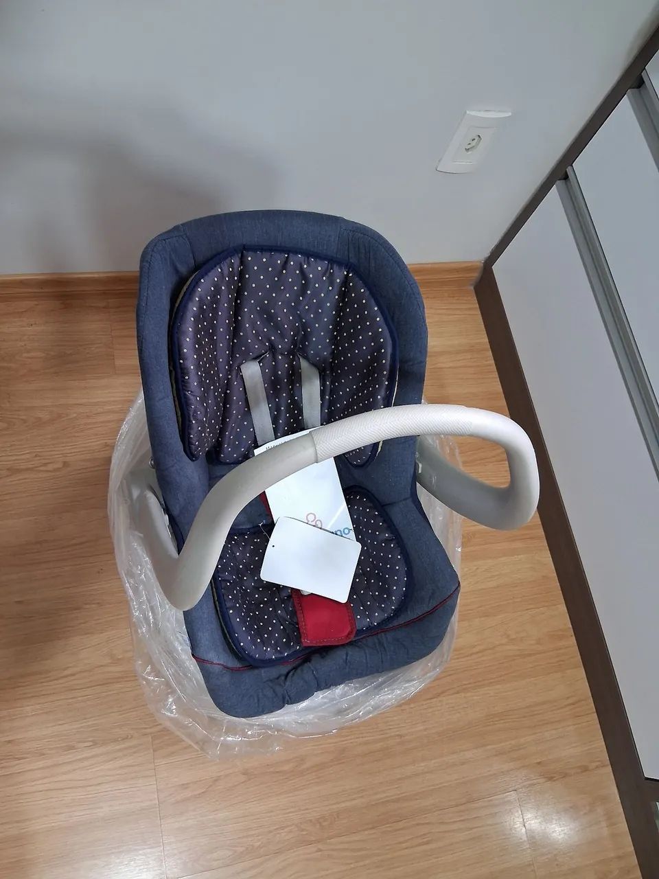 Vende - se bebê conforto com base.