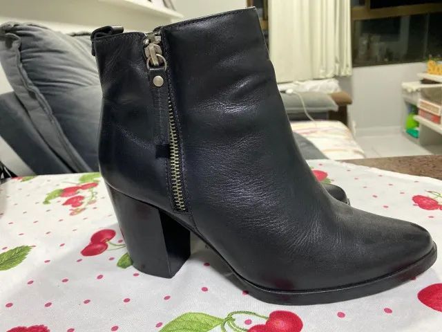 Bota de couro Arezzo tam 36