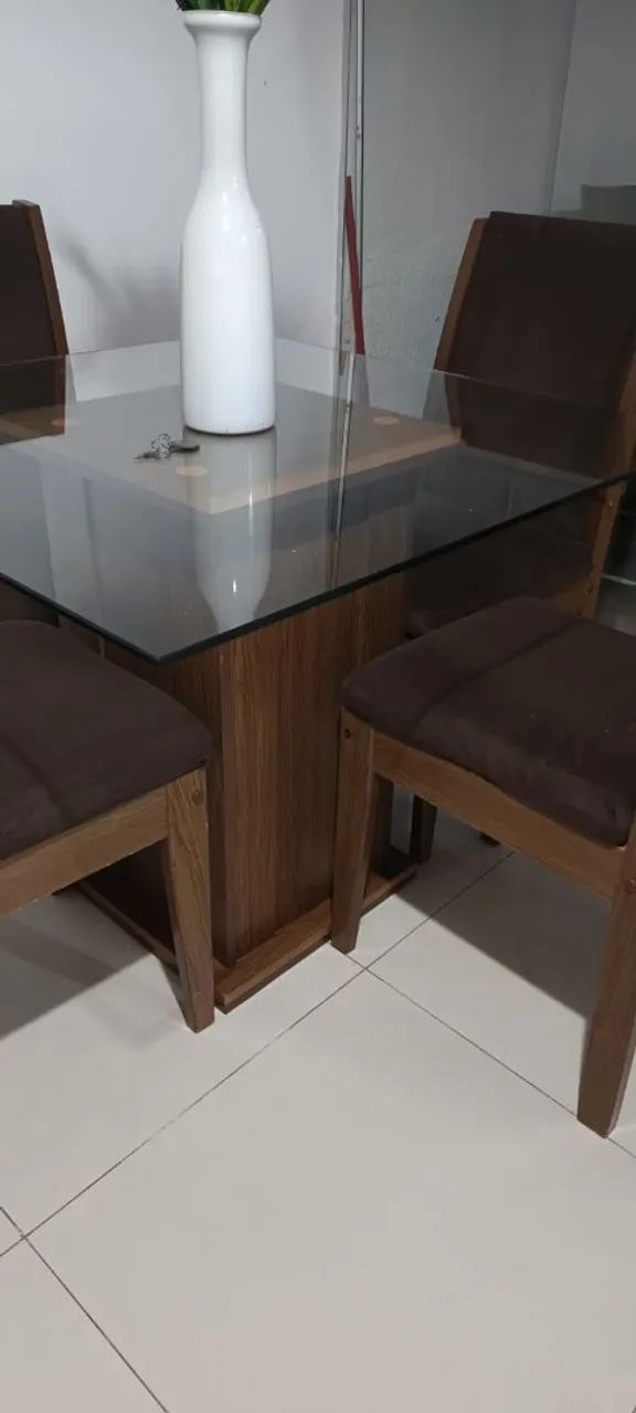 Vendo MESA. Acompanha cadeiras mas 2 precisa de reforma 65204504703233121