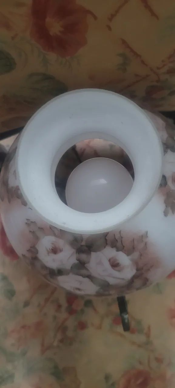 LINDO ABAJURE COLONIAL BRONZE CUPULA LOUÇA OPALINA - Foto 3
