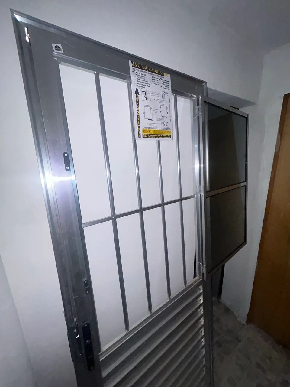 PORTA ALUMÍNIO - COM BATENTE - 2,10 X 80 - Foto 2