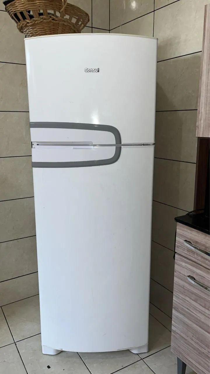 Geladeira cônsul 340 Lt semi nova 