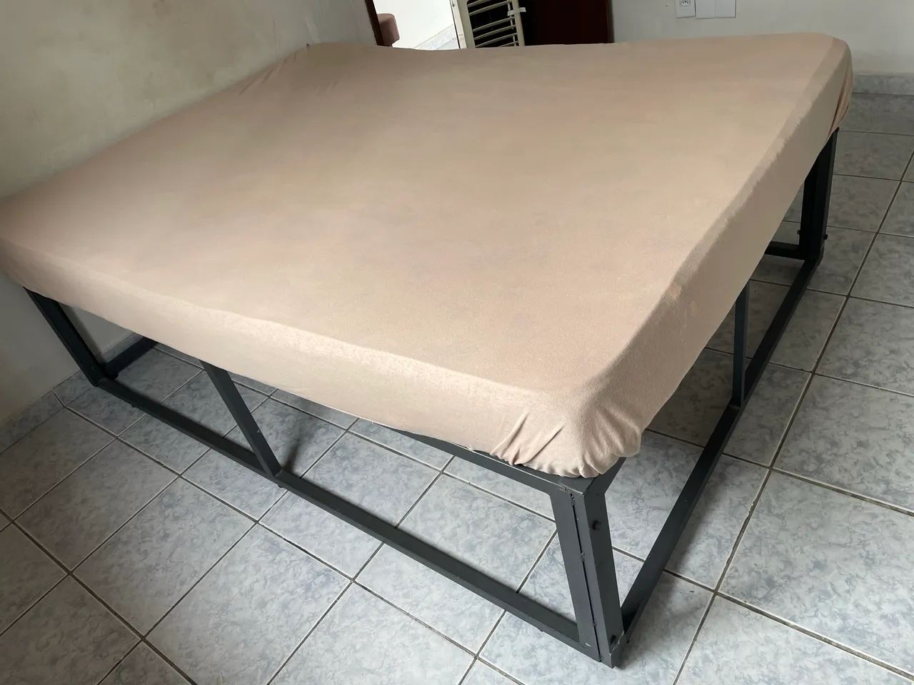 Cama de casal com base metálica  - Foto 4