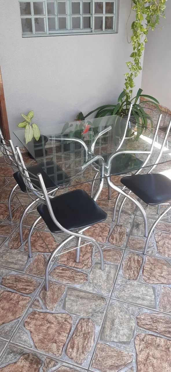 Mesa Tampo de Vidro com 4 cadeiras 