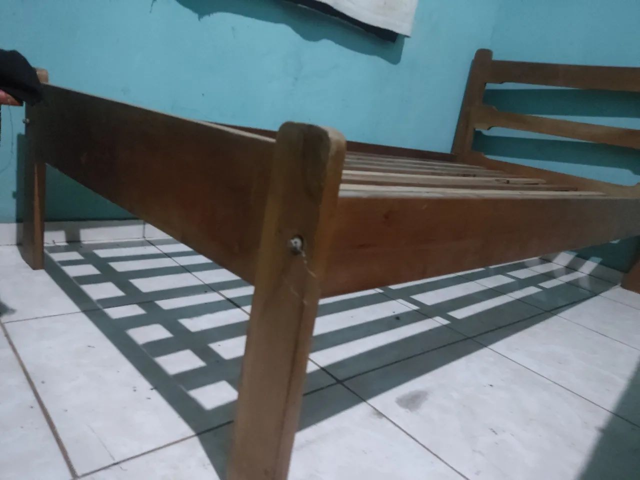 Cama de madeira para solteiro 
