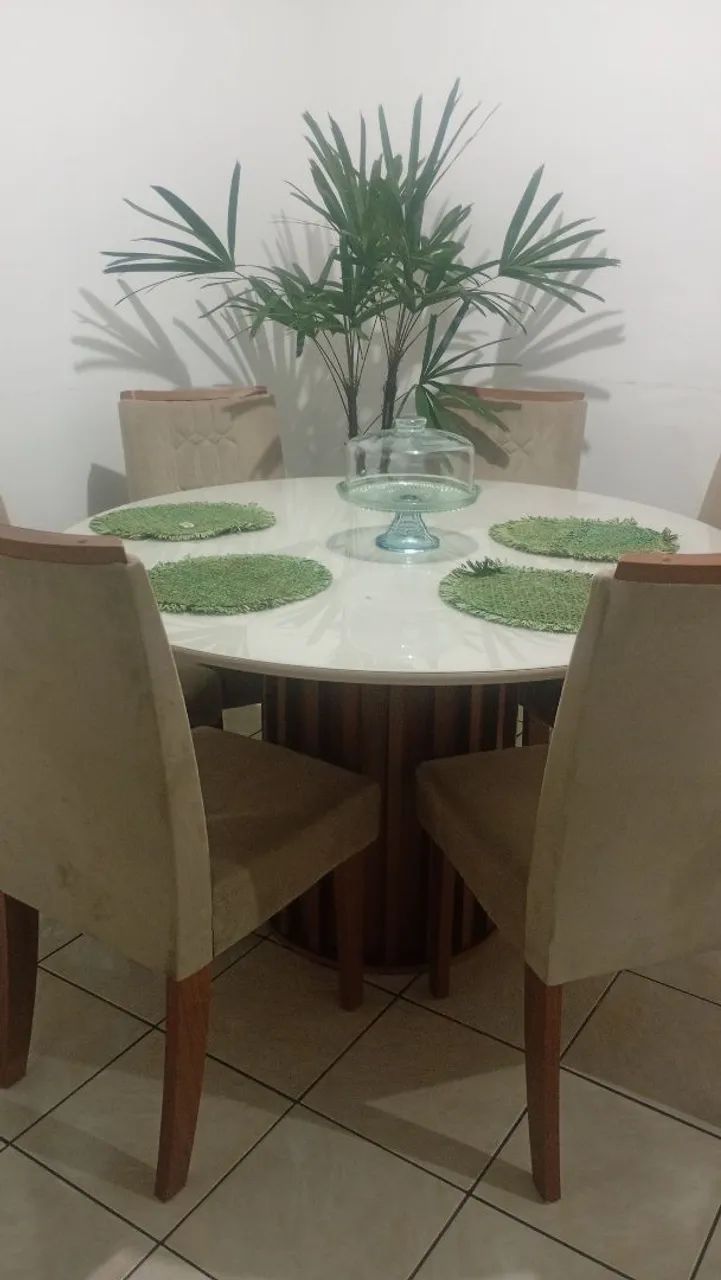 Mesa 6 cadeiras redonda com tapa de vidro semi nova  - Foto 3
