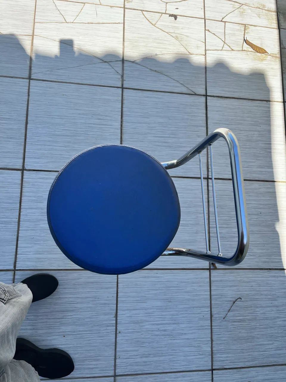 Banqueta com estufado azul e cromada - Foto 2