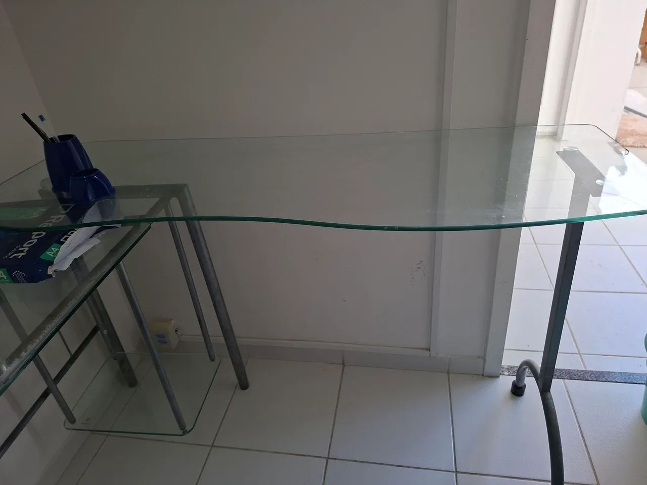 Escrivaninha de alumínio e vidro 