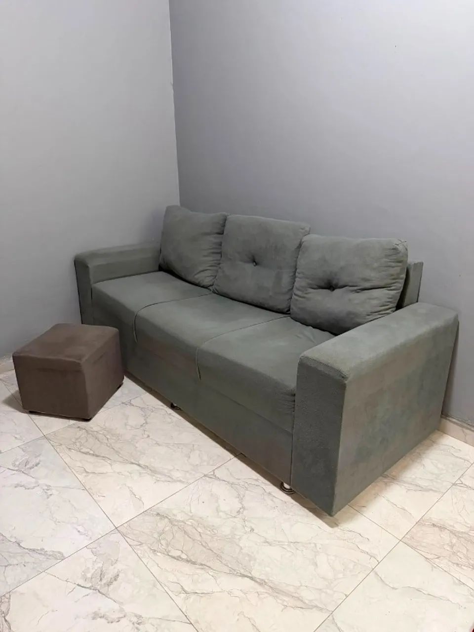 Sofá 3 Lugares + Puff - Foto 2