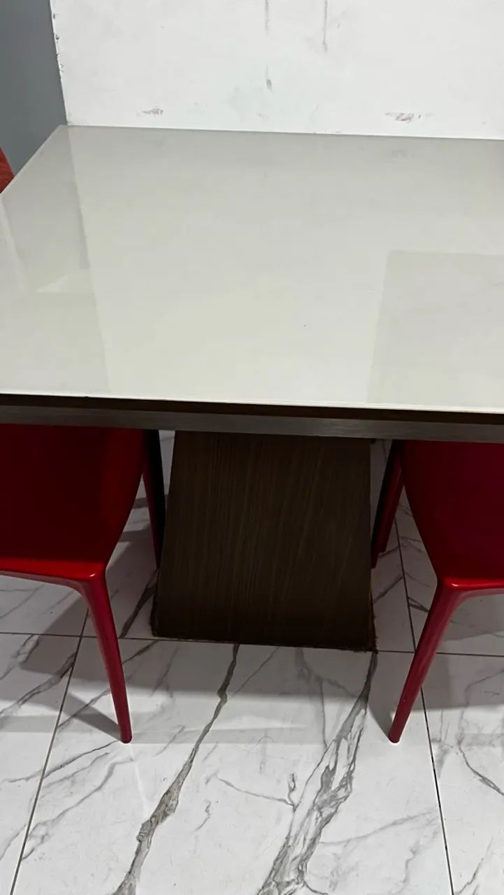 Vendo mesa 4 lugares com marca de uso 