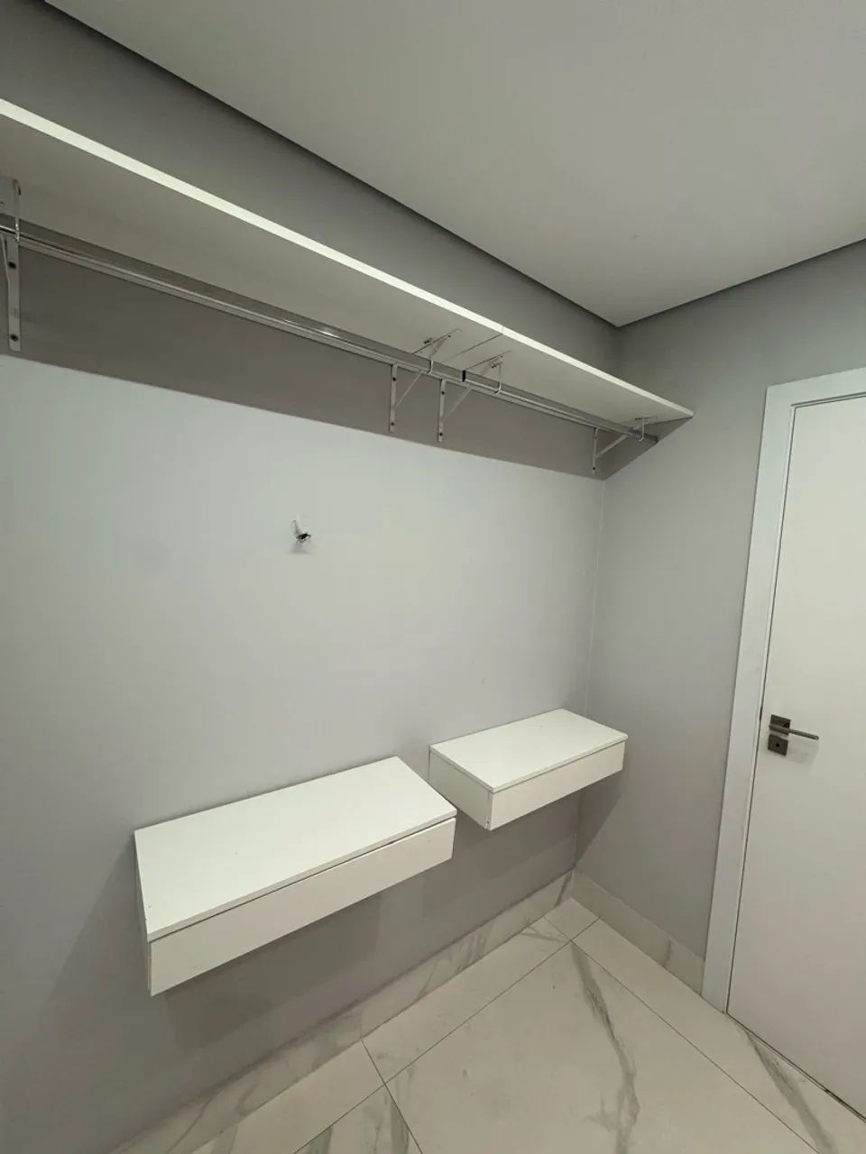 Vendo Kit com 10 Prateleiras com Cabideiro + 2 Gavetas  - Foto 3