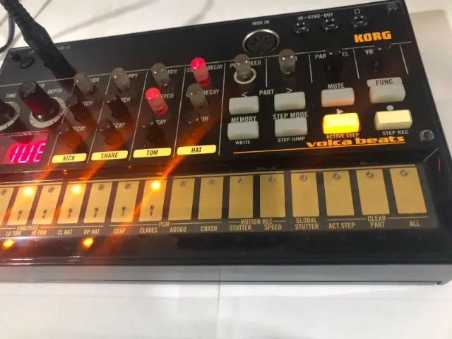 MÓDULO DRUM MACHINE KORG VOLCA BEATS COM SEQUENCER MIDI IN E SYNC IN E OUT - Foto 3