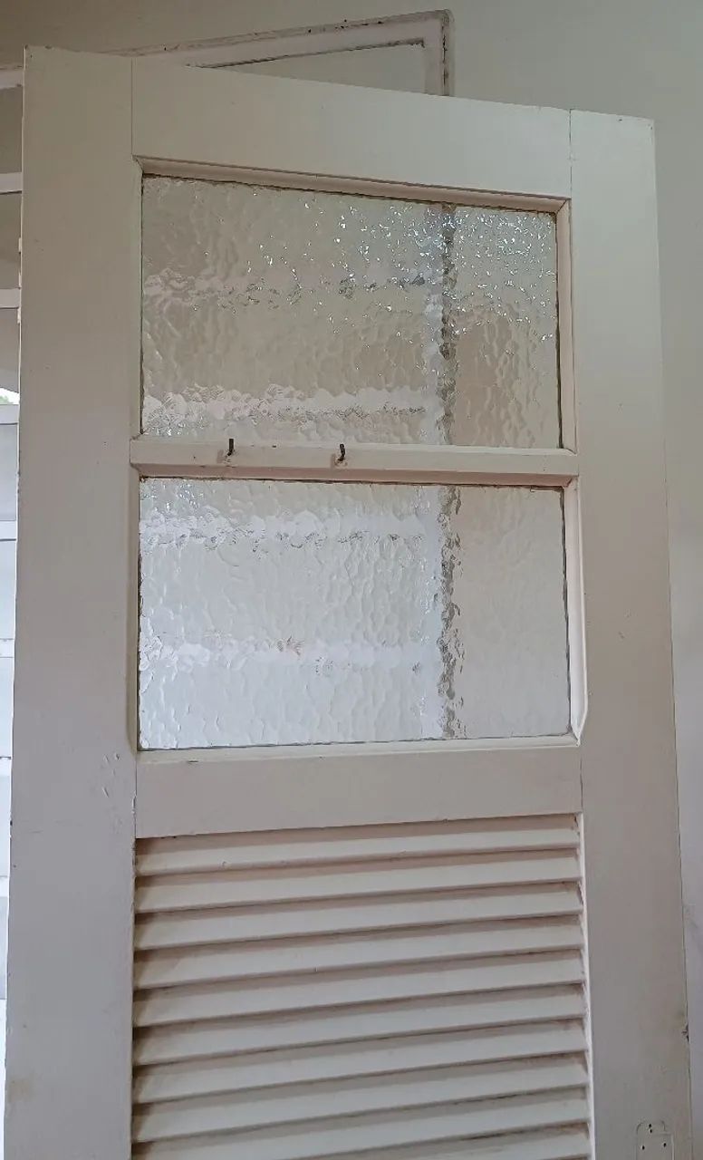 Porta de madeira com detalhes de vidro. - Foto 5