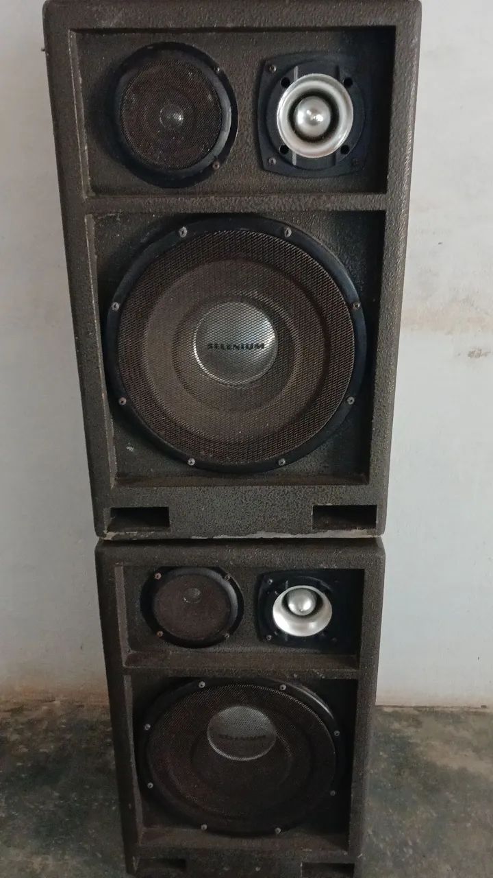 2 caixas de som com amplificador 