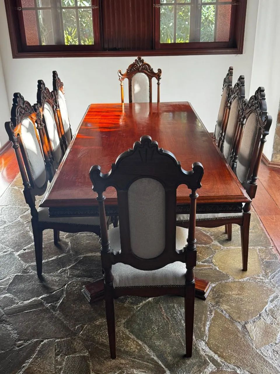 Jogo de mesa entalhada (madeira maciça) 8 lugares. Baixou o valor!!