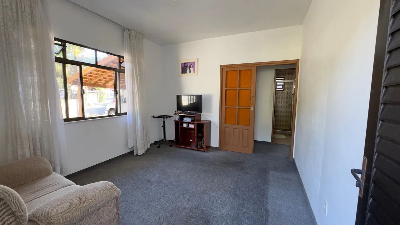 CASA COM AMPLO TERRENO - Foto 4
