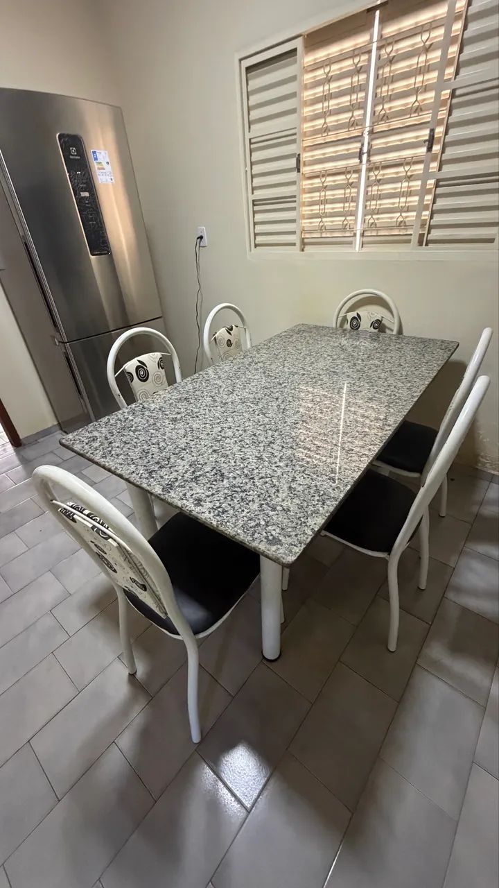 Mesa com 6 cadeiras de mármore 