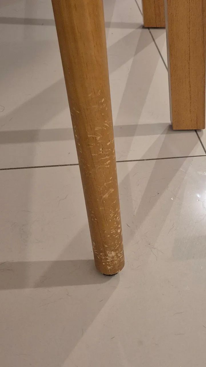 Mesa retangular com tampo em vidro e pés em madeira maciça 160cm com 4 cadeiras  - Foto 5