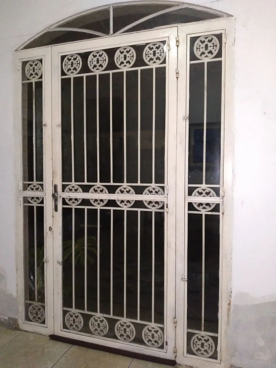 Vendo porta de ferro feita sob encomenda. Material de ótima qualidade. 1.50x210 c 80 de ab