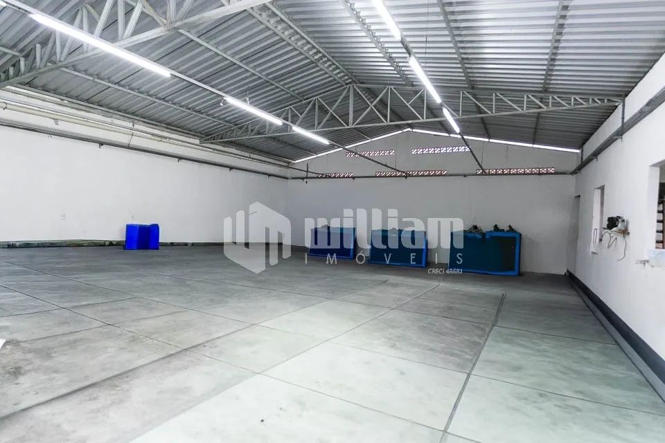 GALPAO E CASA DE MADEIRA COM 2 DORMITÓRIOS NO CENTRO DE GUABIRUBA - Foto 2