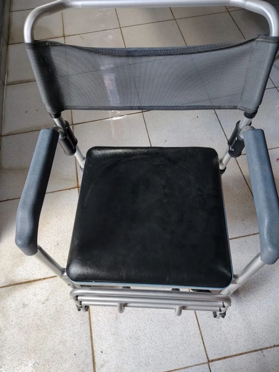Cadeira de banho e cadeira de rodas  - Foto 4