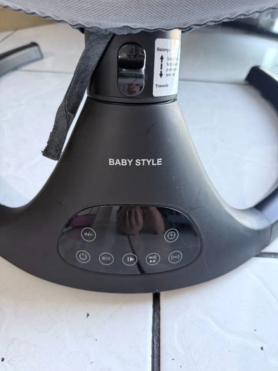 vendo cadeira de balanco automatica c/ controle e mesinha semi nova - Foto 3