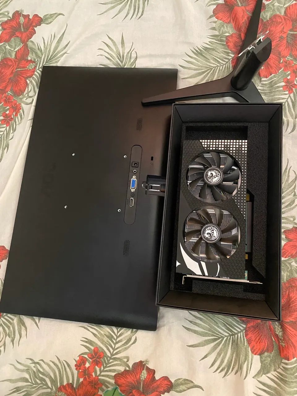 Monitor AOC 24 polegadas acompanhado de uma placa de vídeo Rx 580 8gb DDDR5
